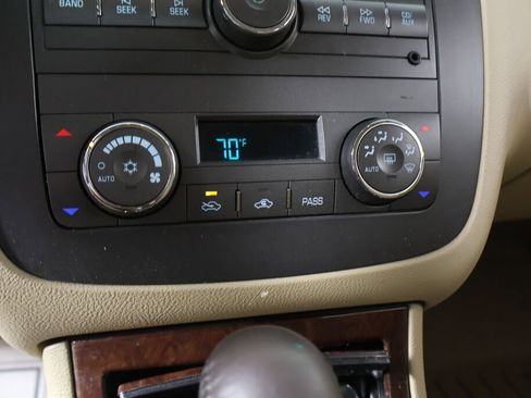 Used 2010 Buick Lucerne CXL image 37