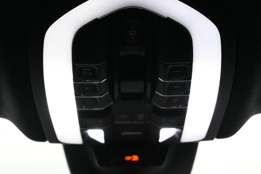 Certified 2023 Porsche Macan AWD/4WD image 24