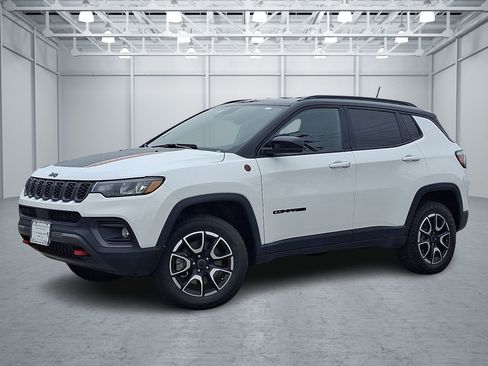 Used 2025 Jeep Compass Trailhawk AWD/4WD image 1