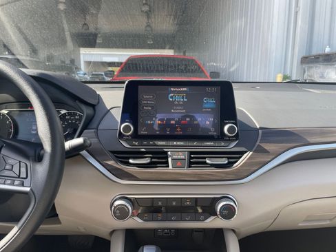 Used 2025 Nissan Altima 2.5 SV image 21