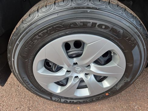 Used 2022 Toyota RAV4 LE image 10