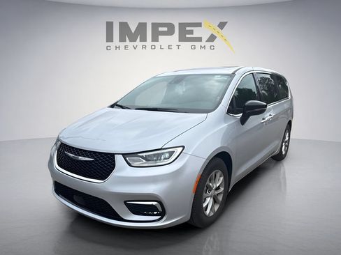 Used 2026 Chrysler Pacifica Limited FWD image 1