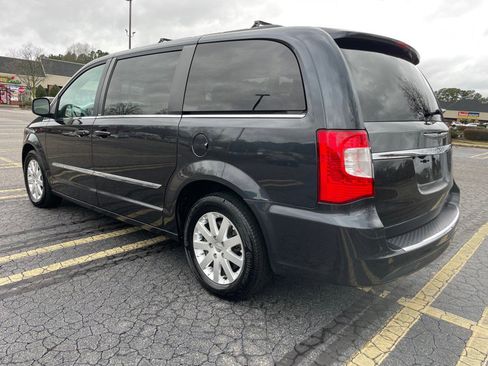 Used 2014 Chrysler Town & Country Touring image 3