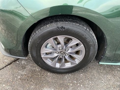 Used 2024 Toyota Sienna XLE image 12