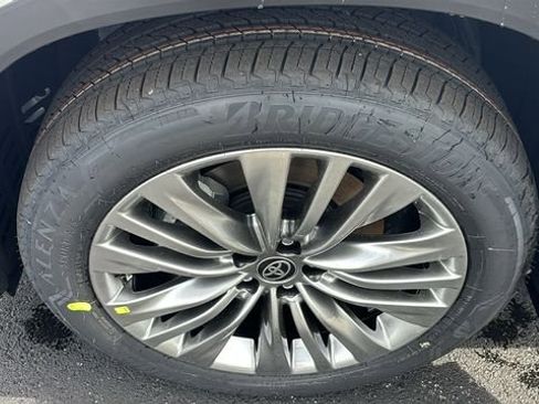 New 2026 Toyota Highlander Platinum image 39