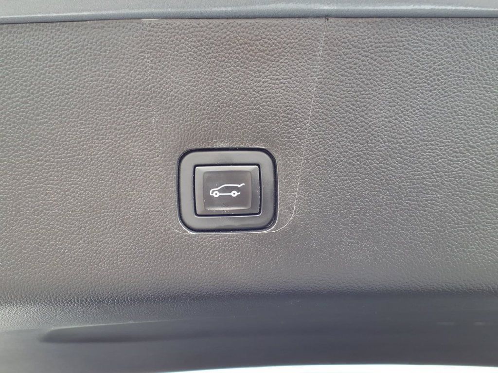 Used 2020 Chevrolet Traverse Premier w/ LPO, Blackout Package FWD image 22