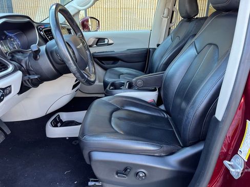 Used 2020 Chrysler Pacifica Touring-L w/ Advanced Safetytec Group image 8