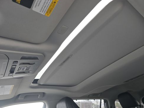 Used 2022 Toyota Highlander XLE image 26