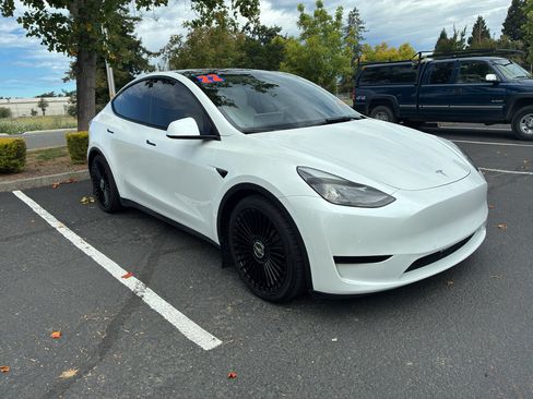 Used 2022 Tesla Model Y Performance AWD/4WD image 9