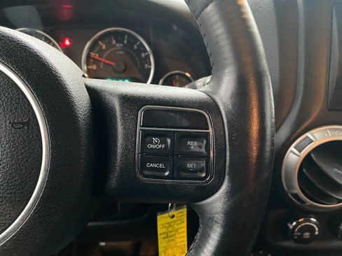 Used 2015 Jeep Wrangler Unlimited Rubicon w/ Connectivity Group AWD/4WD image 21