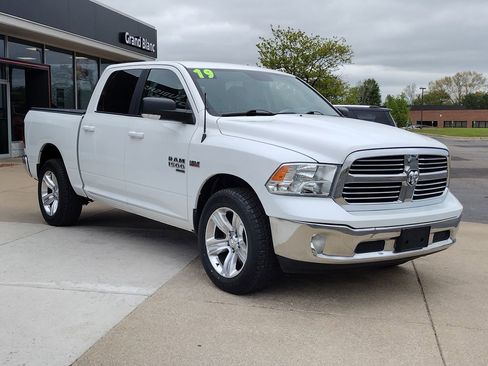 Used 2019 RAM 1500 Classic SLT w/ SLT Plus D←cor Group AWD/4WD image 11