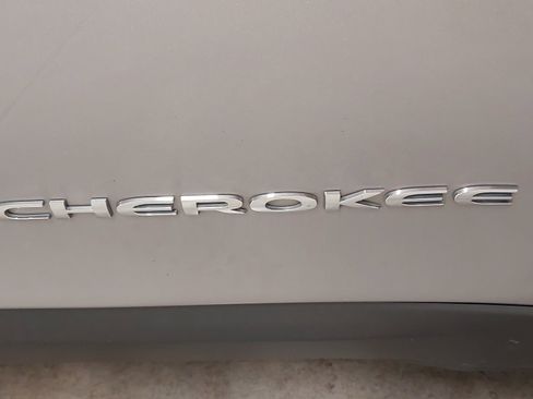 Used 2019 Jeep Cherokee Latitude Plus w/ Comfort/Convenience Group AWD/4WD image 17