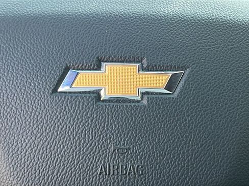 Used 2023 Chevrolet Traverse LT FWD image 17