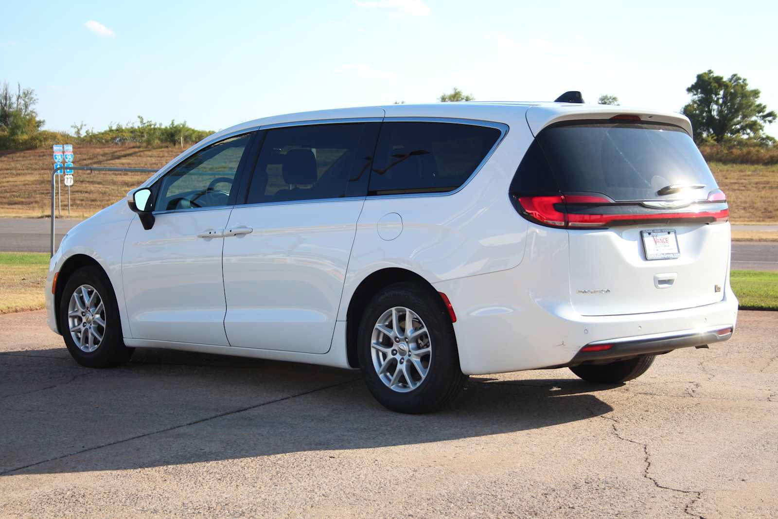 Used 2023 Chrysler Pacifica Touring FWD image 8