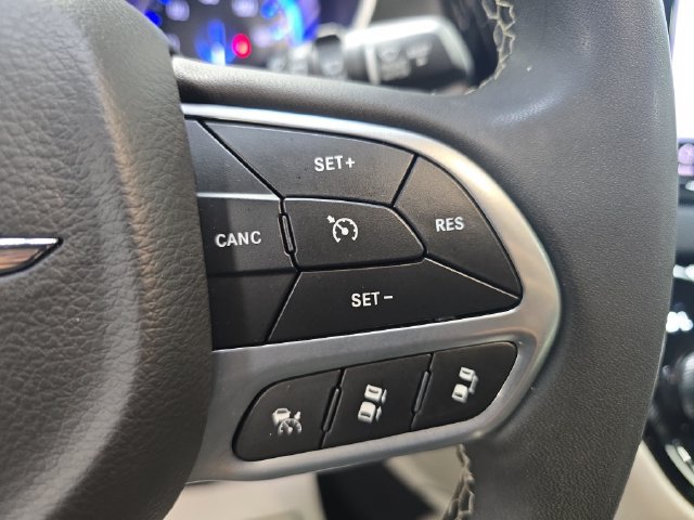Used 2023 Chrysler Pacifica Touring-L FWD image 21