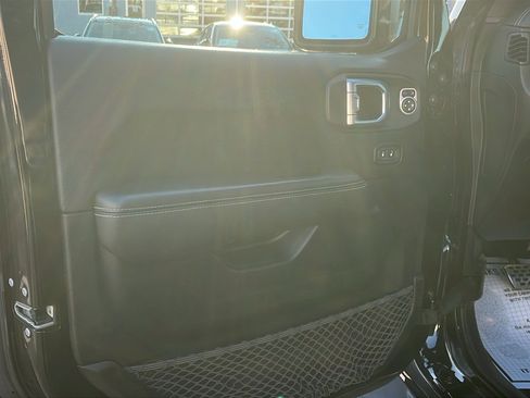 Used 2019 Jeep Wrangler Unlimited Sahara image 9