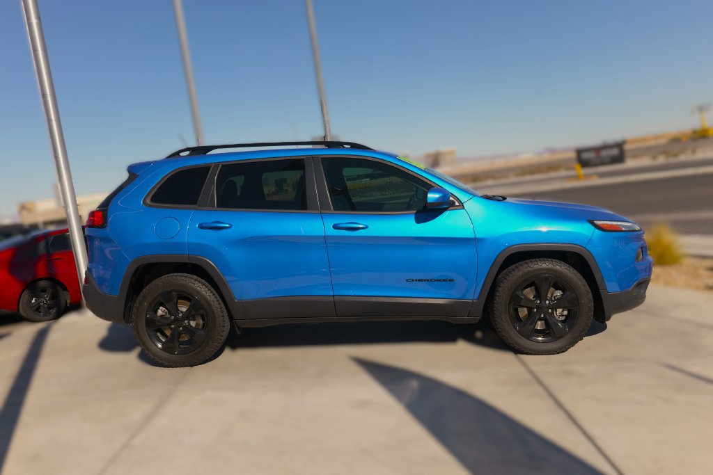 Used 2018 Jeep Cherokee Latitude w/ Altitude Package AWD/4WD image 6