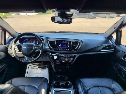 Used 2019 Chrysler Pacifica Touring-L Plus w/ Advanced Safetytec Group FWD image 14