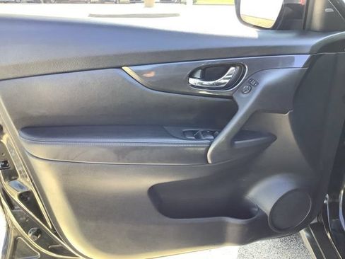 Used 2017 Nissan Rogue SV AWD/4WD image 13