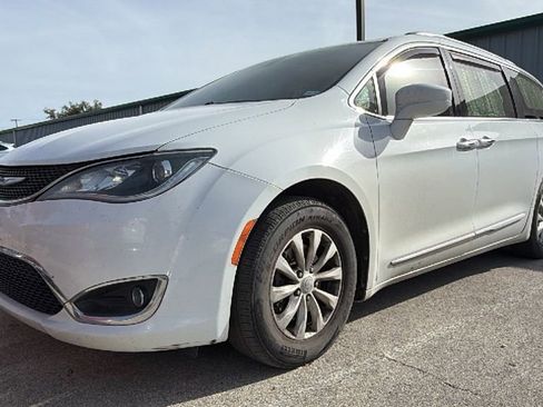 Used 2018 Chrysler Pacifica Touring-L image 18