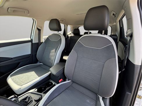 Used 2025 Volkswagen Taos SE AWD/4WD image 19