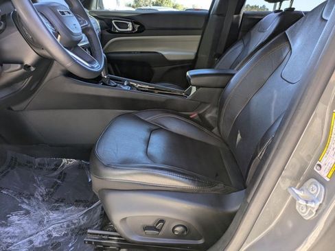 Used 2023 Jeep Compass Limited image 17