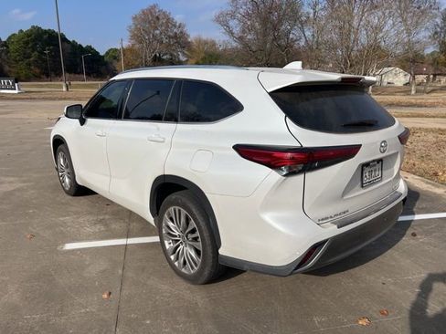 Used 2022 Toyota Highlander Platinum image 3