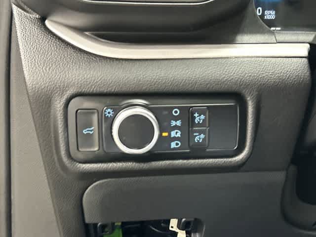 Used 2023 Ford Explorer XLT AWD/4WD image 2