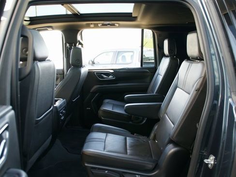 Used 2022 Chevrolet Suburban RST w/ Sport Performance Package image 28