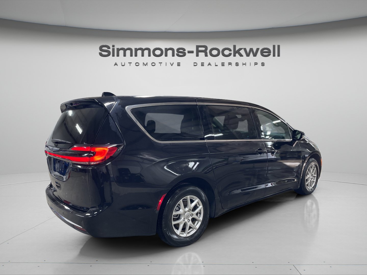 Used 2025 Chrysler Pacifica Select FWD image 5