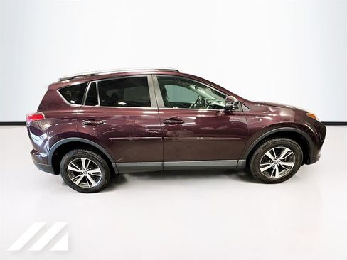Used 2017 Toyota RAV4 XLE AWD/4WD image 4