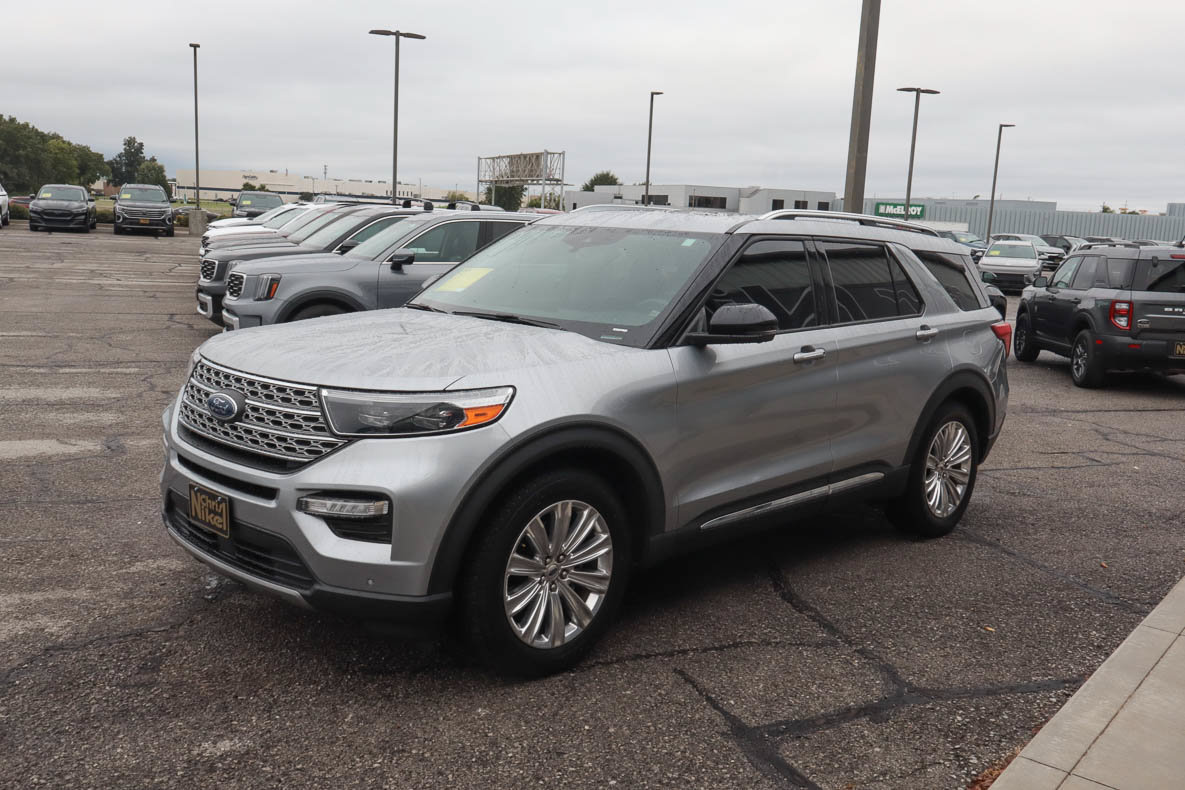 Used 2022 Ford Explorer Limited w/ Equipment Group 301A RWD image 3