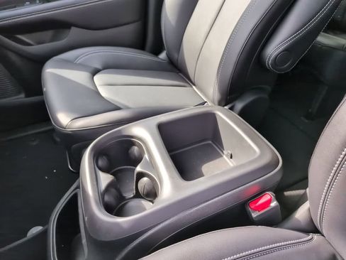 New 2026 Chrysler Pacifica Select image 30
