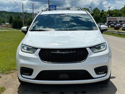 Used 2023 Chrysler Pacifica Touring-L w/ Uconnect Theater Family Group AWD/4WD image 2