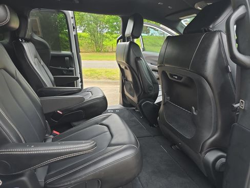 Used 2024 Chrysler Pacifica Touring-L w/ S Appearance Package FWD image 11