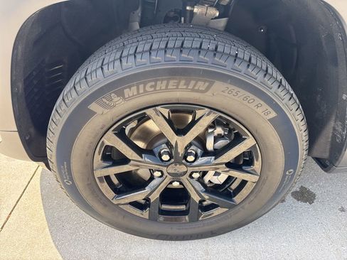 Used 2025 Jeep Grand Cherokee Altitude AWD/4WD image 5