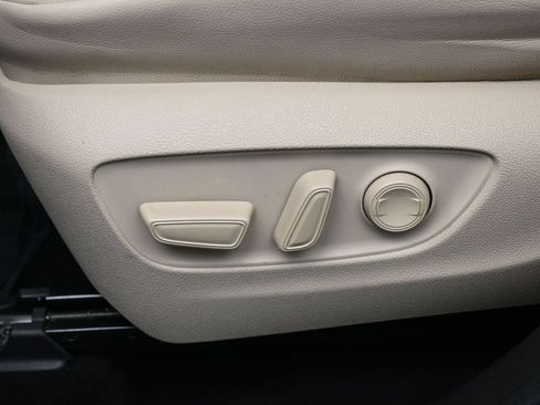 Used 2022 Toyota Highlander XLE FWD image 12