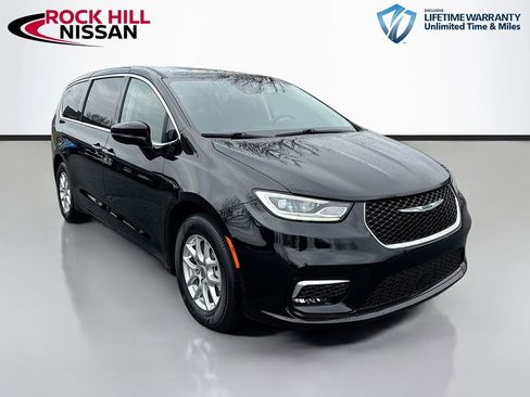 Used 2024 Chrysler Pacifica Touring-L image 1