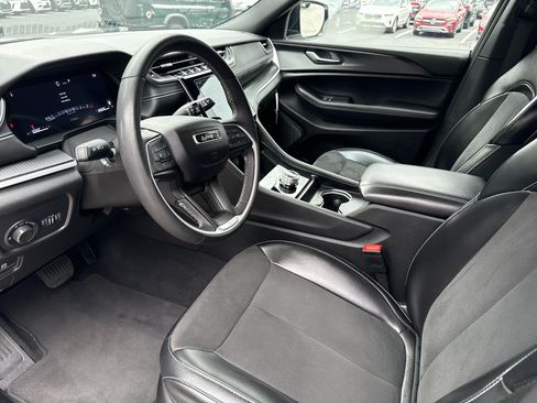Used 2024 Jeep Grand Cherokee Altitude AWD/4WD image 12