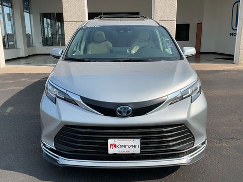 Used 2023 Toyota Sienna XLE image 2