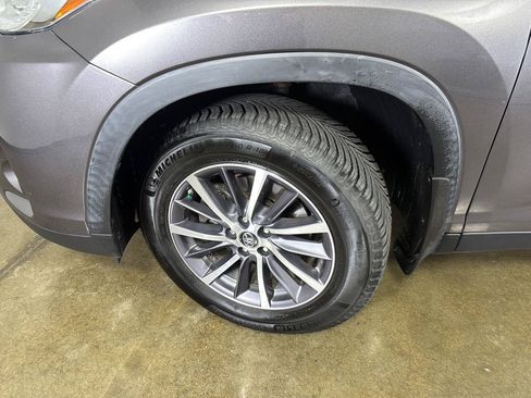 Used 2019 Toyota Highlander XLE AWD/4WD image 5