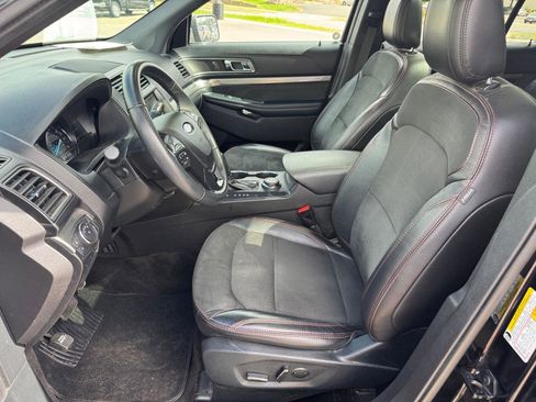 Used 2018 Ford Explorer XLT w/ XLT Appearance Package AWD/4WD image 8