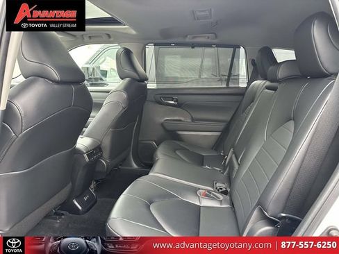 Used 2023 Toyota Highlander XLE AWD/4WD image 14