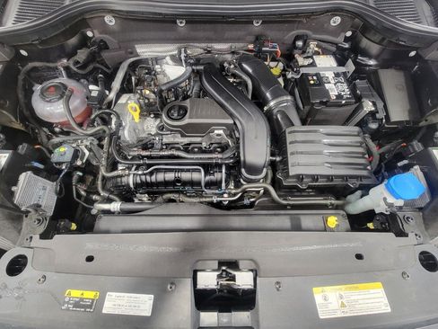 Used 2025 Volkswagen Taos SE AWD/4WD image 8