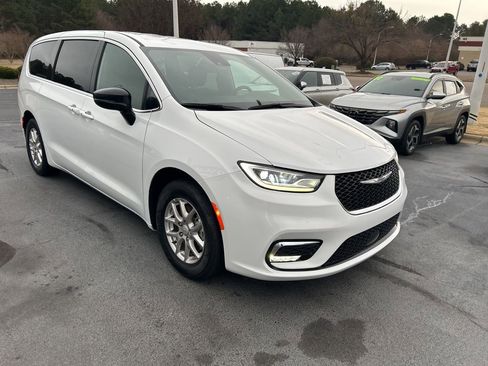 Used 2025 Chrysler Pacifica Select FWD image 9