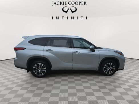 Used 2022 Toyota Highlander XLE AWD/4WD image 4