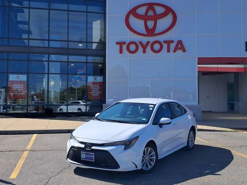 Used 2024 Toyota Corolla LE w/ LE Convenience Package FWD image 1