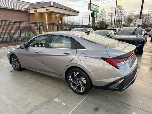 Used 2025 Hyundai Elantra Limited FWD image 5