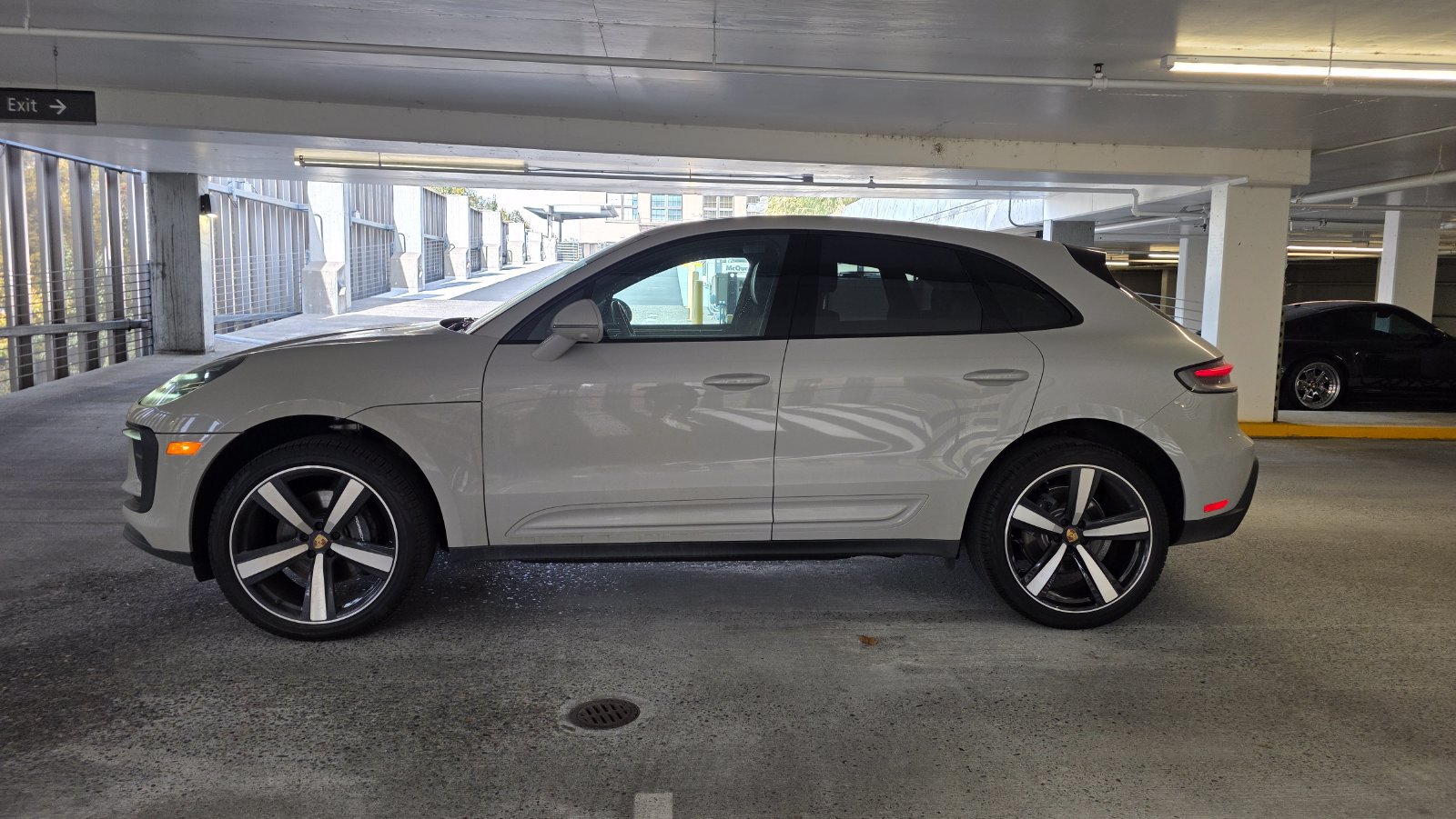 Used 2025 Porsche Macan AWD/4WD image 2