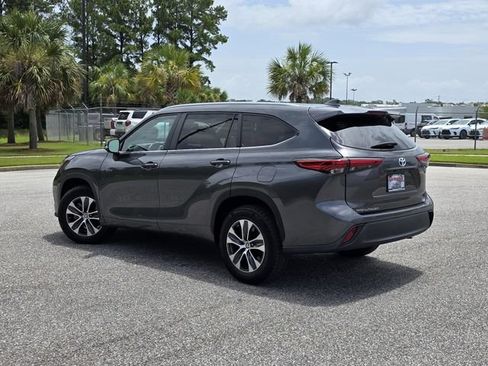 Used 2023 Toyota Highlander XLE FWD image 4